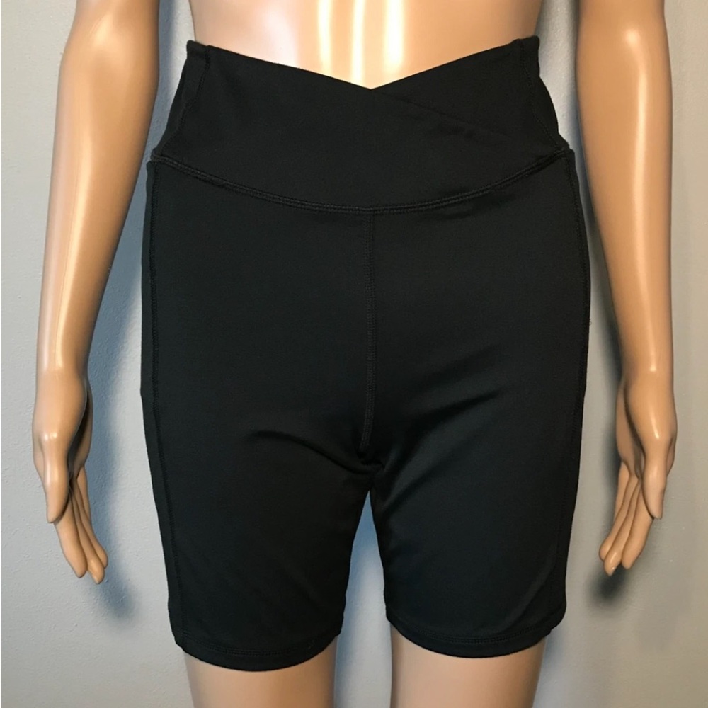 Danskin Women's Shorts Size SP Black Biker Shorts Mid Rise Stretch Side Pockets